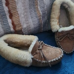 Womens L L BEAN genuine sheepskin/shearling Moccasin Slippers size 7